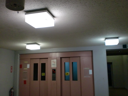 エレベータホール（LED電球用に器具を改造）